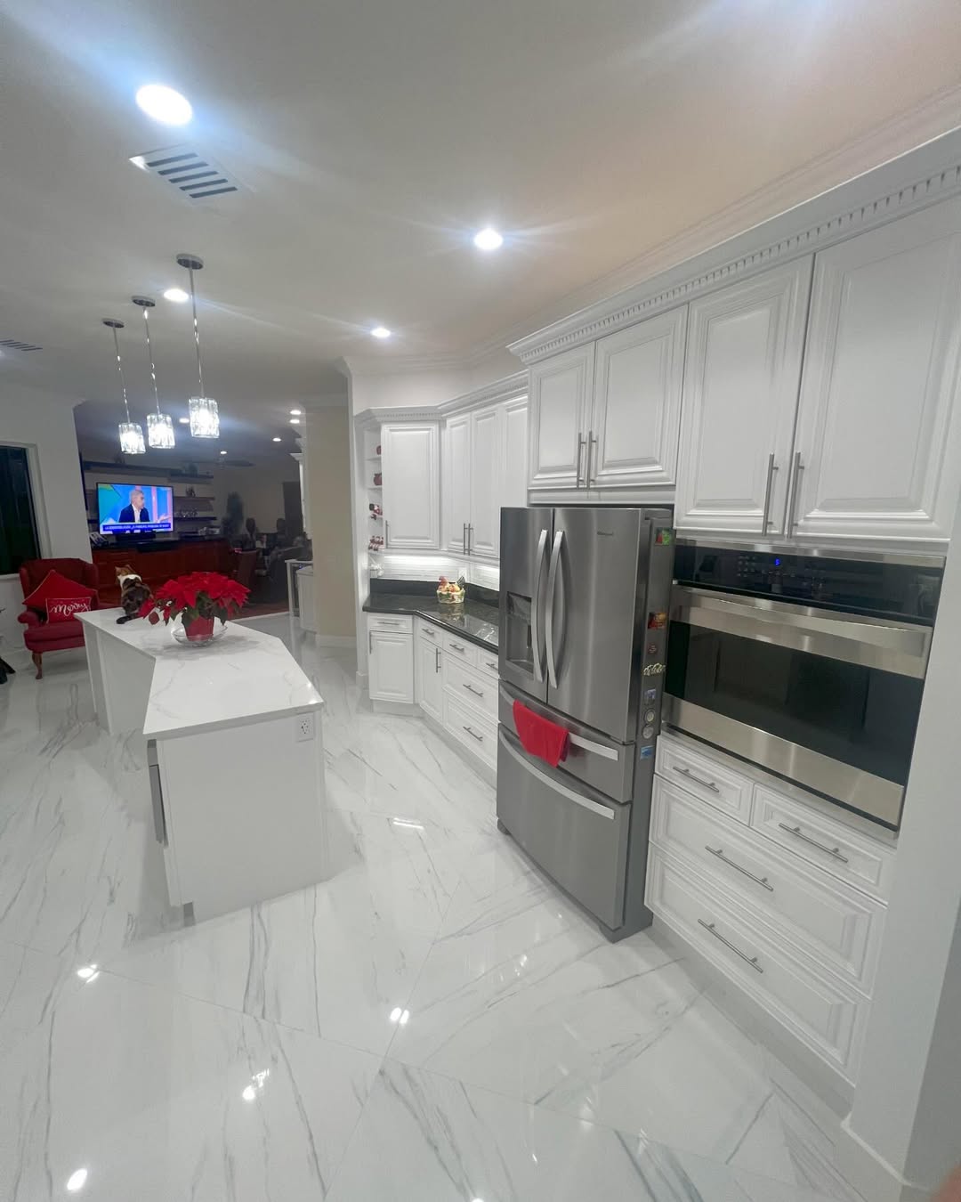 Traditional Transitional Kitchen Remodel by Phoenix Kitchen and Bathroom Remodeling Company of Pompano Beach project photo